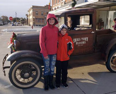 Nevaeh and Hunter Lukassen pose with car.JPG